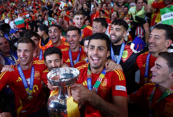 Ấn tượng khoảnh khắc Tây Ban Nha nâng cúp vô địch Euro 2024