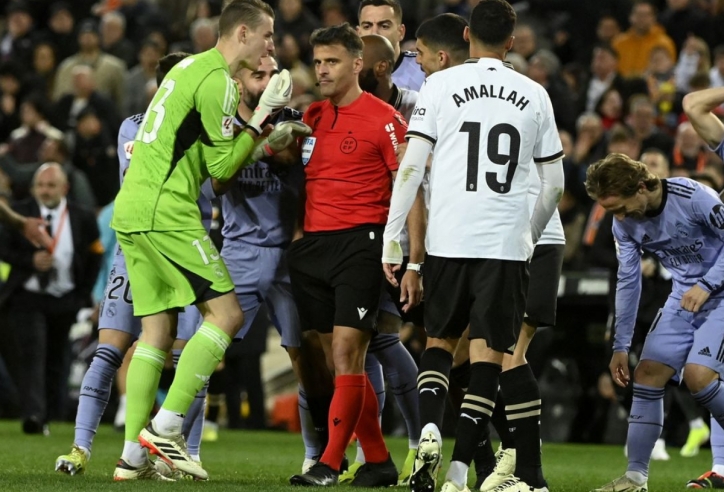 Real Madrid cầm hòa kịch tính Valencia trong ngày Bellingham bị truất quyền thi đấu