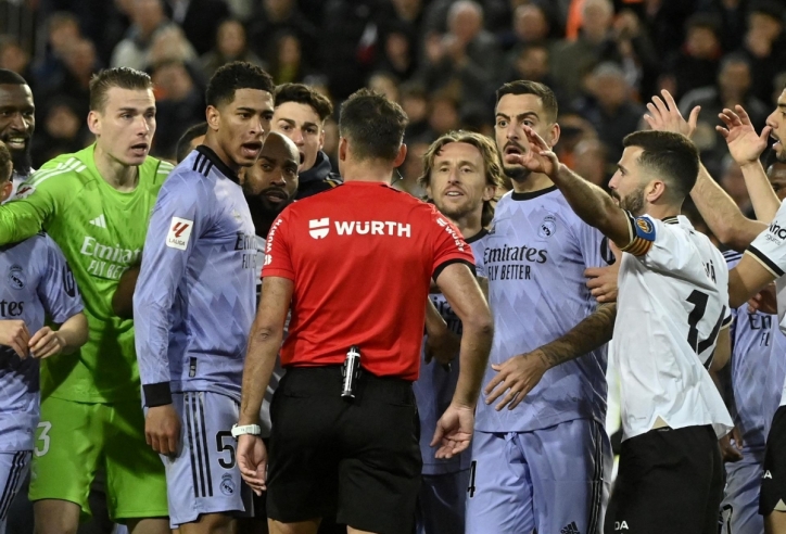 Tranh cãi trọng tài cắt còi tình huống dẫn đến bàn thắng của Real Madrid