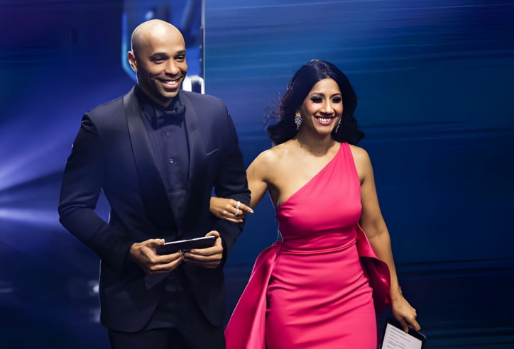 Trao giải cho Messi, Thierry Henry tiện 'troll' bạn dẫn xinh đẹp