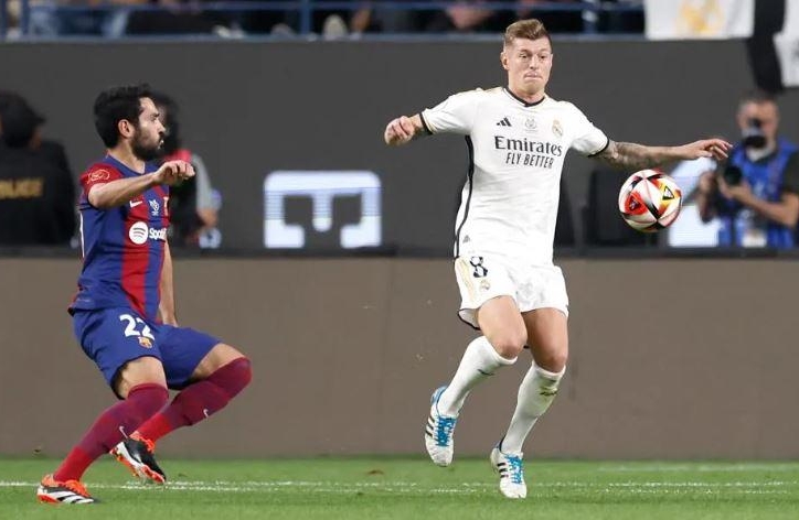Toni Kroos lại cà khịa Barca