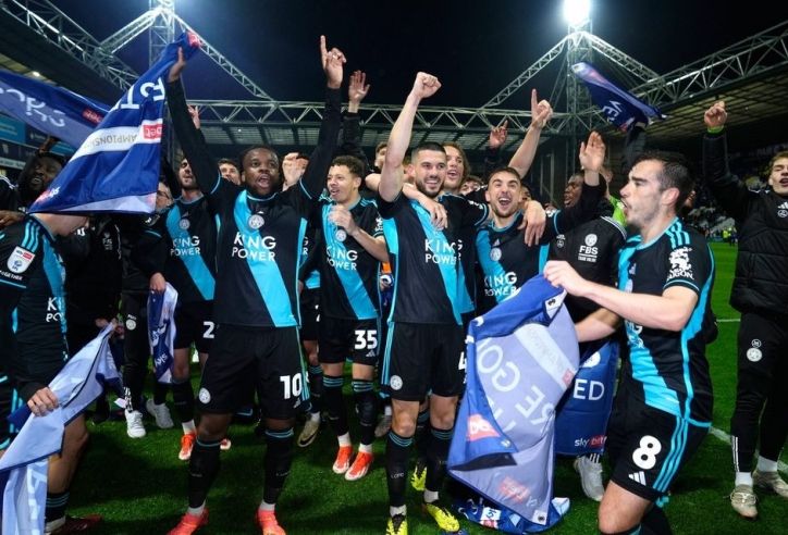 Cầu thủ Leicester phấn khích ăn mừng chức vô địch Championship
