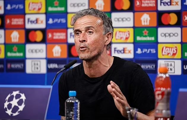 Hết say xỉn, Carragher lại bị Enrique từ chối phỏng vấn vì trang phục ‘khó ưa’