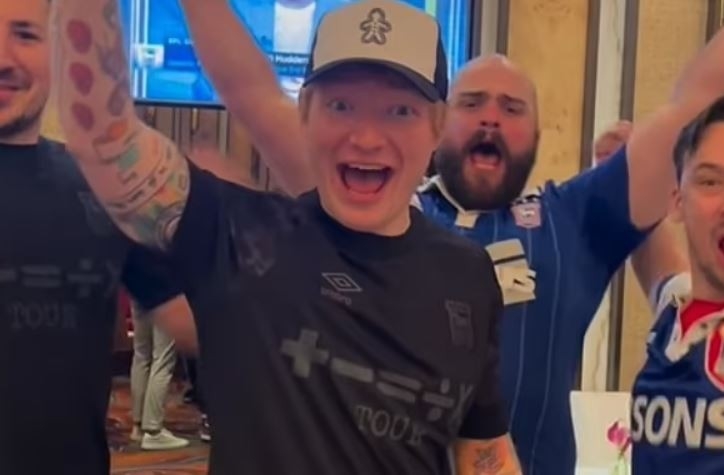 Ed Sheeran ăn mừng Ipswich thăng hạng Premier League