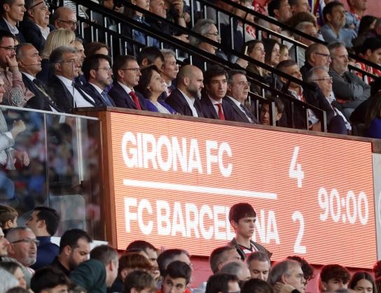 Chủ tịch Laporta nổi giận khi Barca tự tay dâng cúp cho Real