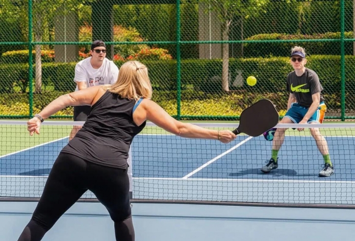 Tại sao người trẻ lẫn trung niên 'phát cuồng' vì pickleball?