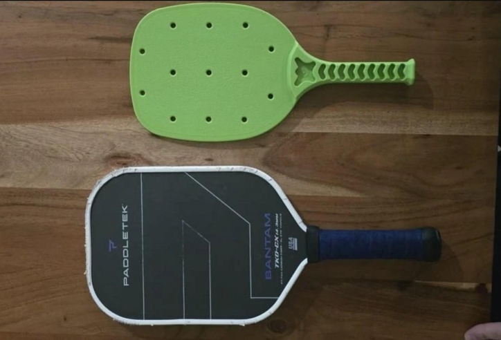Cây vợt pickleball 30.000 đồng khiến CĐM phát sốt