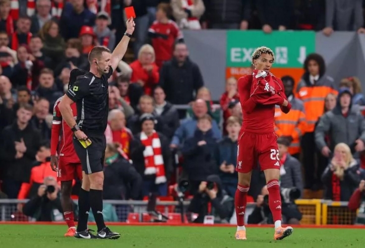 Ekitike sẽ vắng mặt bao nhiêu trận? Giải thích về án treo giò sau thẻ đỏ của sao Liverpool
