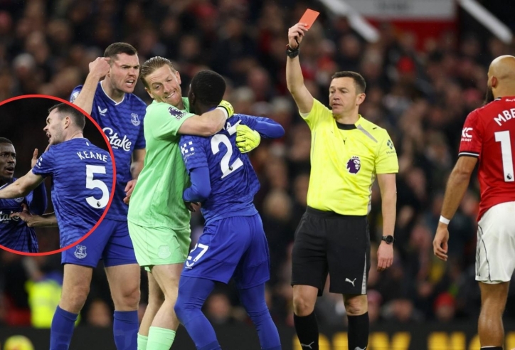 Sao Everton bị đuổi khỏi sân trận MU vì... đánh đồng đội