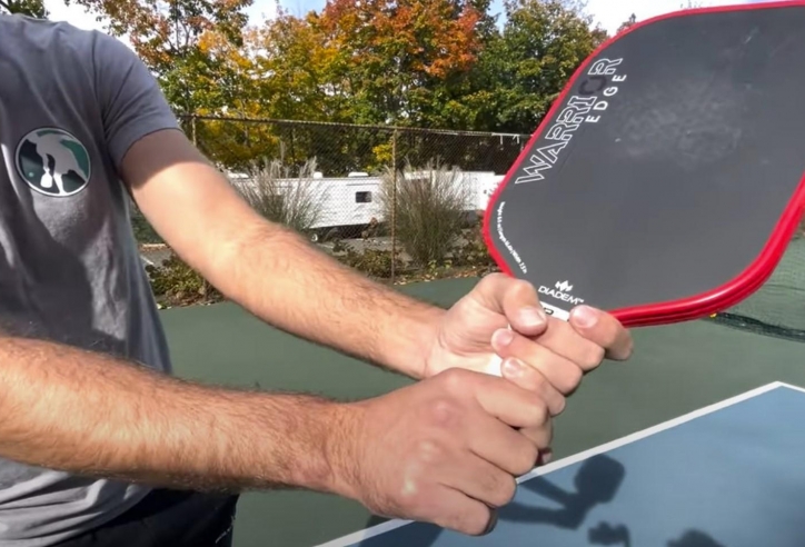 Cú đánh trái tay hai tay trong pickleball: Từ tuyệt chủng thành kỹ thuật bị lạm dụng nhất