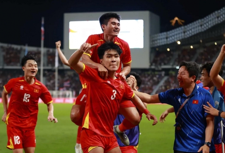 CĐV Thái đau đớn: 'Một ngày thua ngược 2 lần, đều trước Việt Nam'