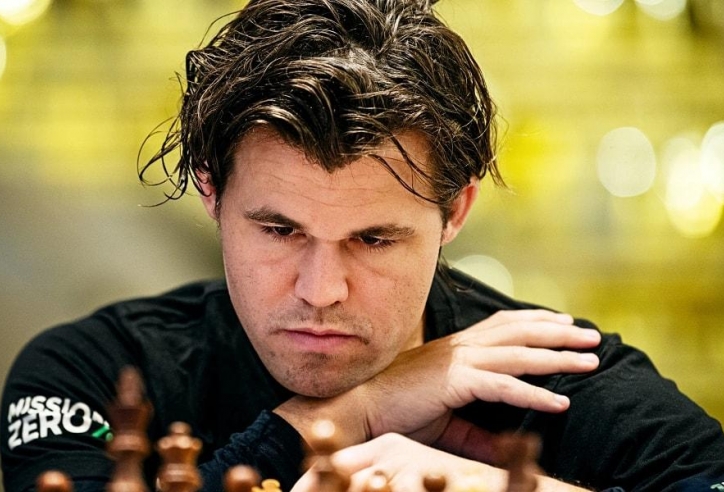'Vua cờ' Carlsen thua sốc kỳ thủ 15 tuổi