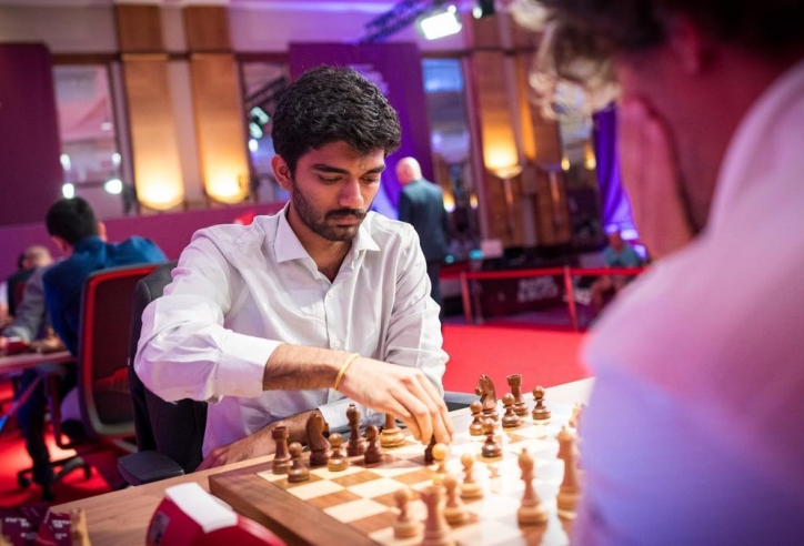 Guskesh tiếp tục vượt mặt Carlsen tại siêu giải cờ vua thế giới