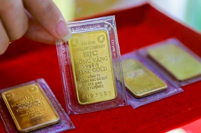 Giá vàng hôm nay trưa 16/8: Neo ở mức cao