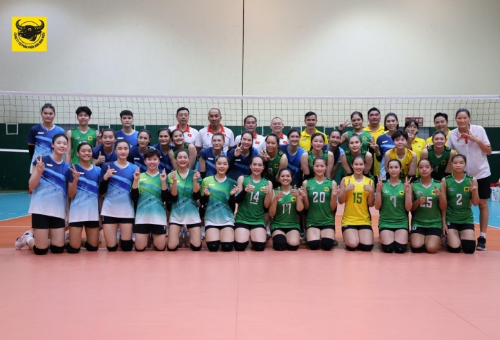 Hành động đẹp của các cầu thủ bóng chuyền nữ Việt Nam
