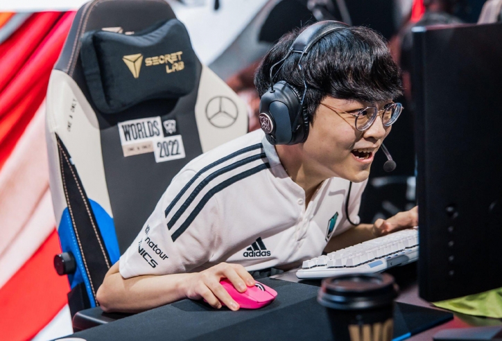 Tuyển thủ ShowMaker chơi bóng cùng Son Heung Min