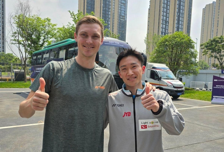 Victor Axelsen đứng chung khung hình, dành sự tri ân đặc biệt với Kento Momota