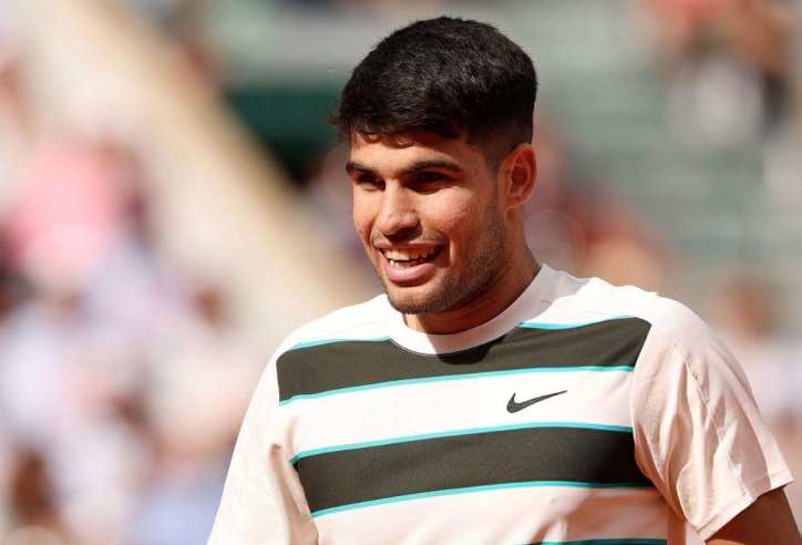 Alcaraz cho thấy tài năng và nhân cách lớn chỉ bằng một pha bóng ở Roland Garros 2025