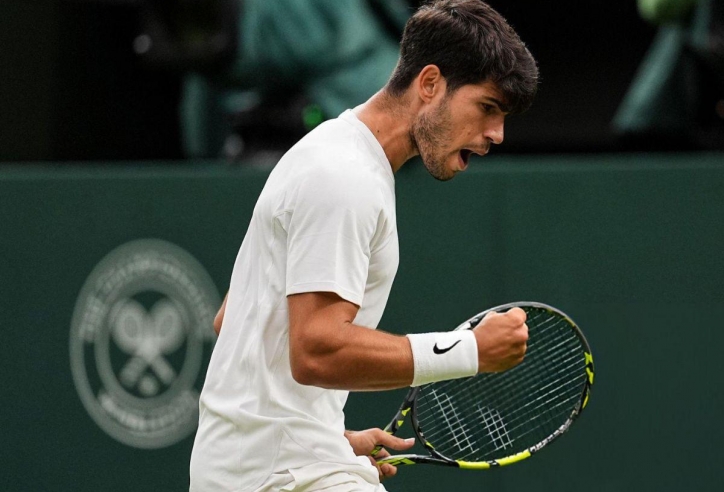 Alcaraz lọt tứ kết Wimbledon bằng chiến thắng thứ 22 liên tiếp