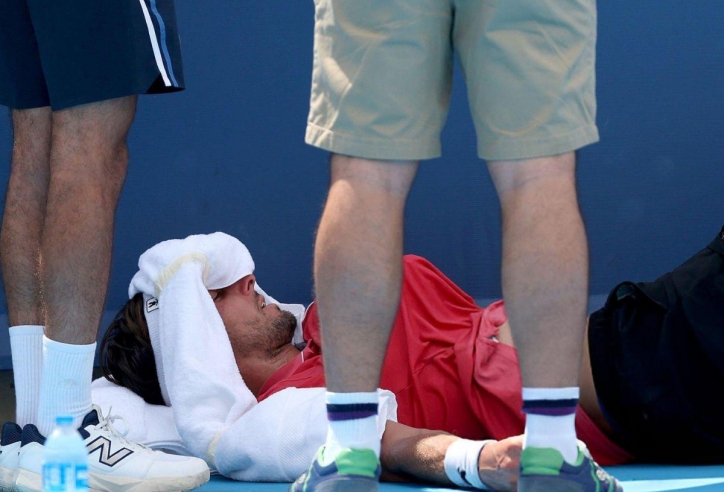Sao tennis đổ gục xuống sân, bỏ cuộc ở Cincinnati