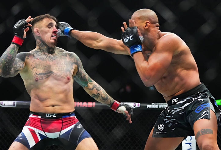 Tom Aspinall nói gì sau khi bị Ciryl Gane chọc mắt ở UFC 321