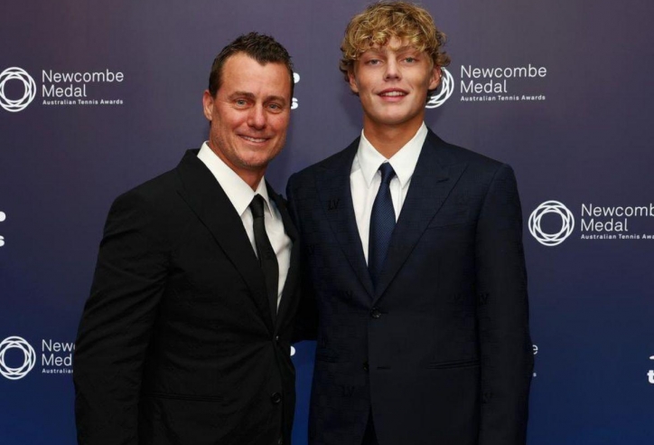 Cựu số 1 tennis thế giới tái xuất bằng chiến thắng cực khó tin