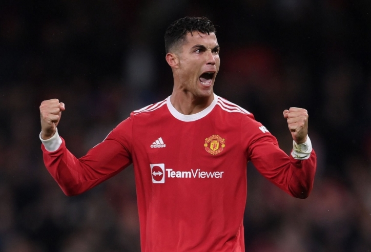 Giữa cơn bão dư luận, huyền thoại MU ủng hộ Cristiano Ronaldo ra đi