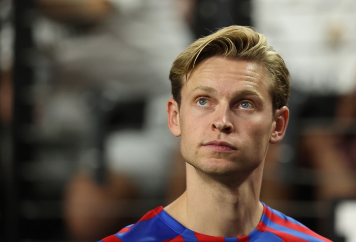 Xavi 'dọa sẽ trừng phạt De Jong' nếu không chịu về MU