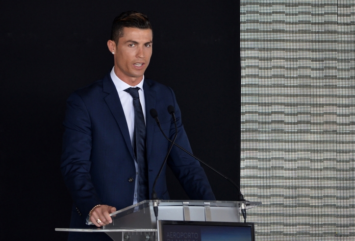 Ronaldo nhận lời đề nghị bất ngờ từ ông lớn, lên tiếng xác định luôn tương lai