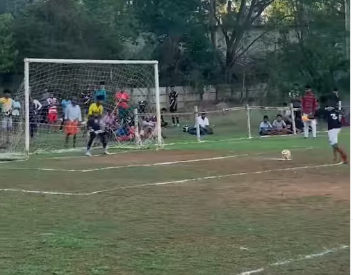 VIDEO: Pha cản phá Penalty theo phong cách 'há miệng chờ sung'