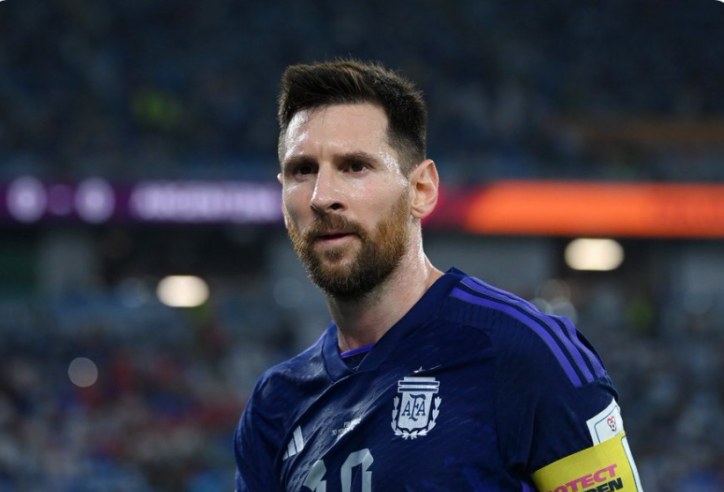 Bị 'đàn em' Ronaldo triệt hạ, Messi phản ứng khiến tất cả ngỡ ngàng