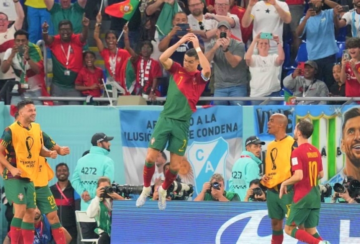 MU sẽ ký hợp đồng lịch sử với đàn em Ronaldo?