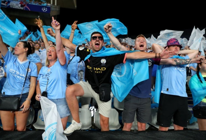 CĐV Man City bị khiêng ra khỏi sân vì lý do 'khó đỡ'