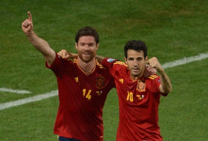 Sau Xabi Alonso, HLV Cesc Fabregas gây sốt châu Âu khi chuẩn bị thăng hạng