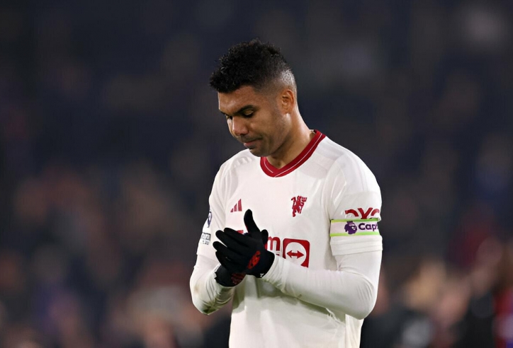 Casemiro nhận 'cơn mưa gạch đá', bị khuyên nên rời MU