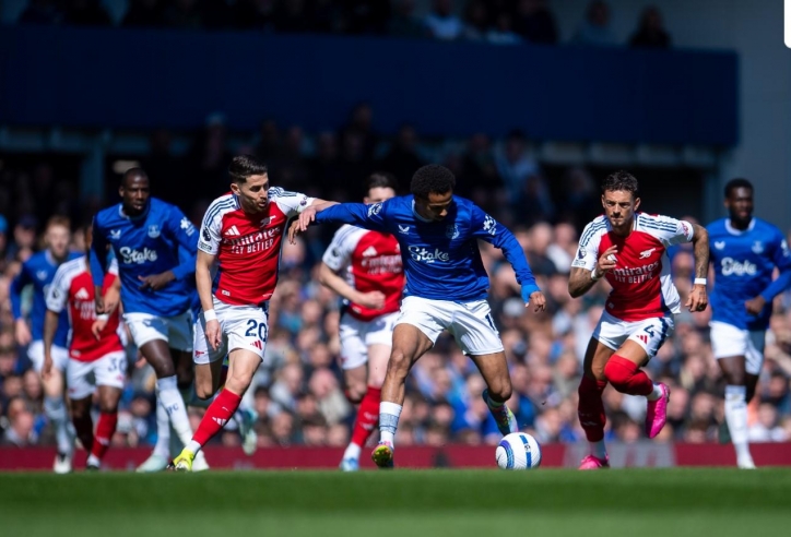 Mất điểm tai hại, Arsenal buông xuôi cuộc đua vô địch Ngoại hạng Anh