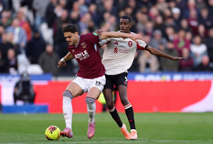 Isak ghi bàn, Liverpool trở lại cuộc đua top 4 Ngoại hạng Anh