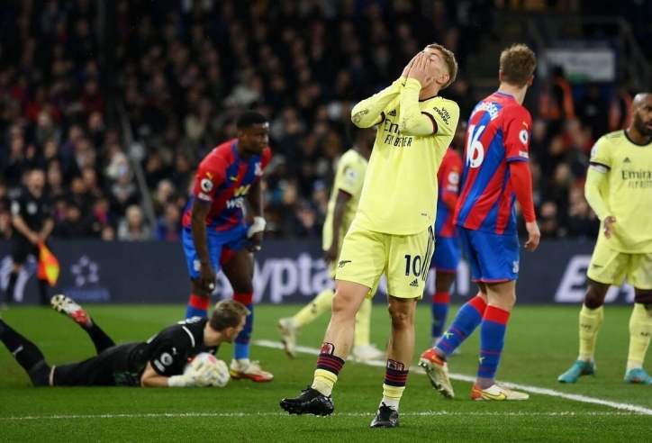 Arsenal tự bắn vào chân trong cuộc đua Top 4