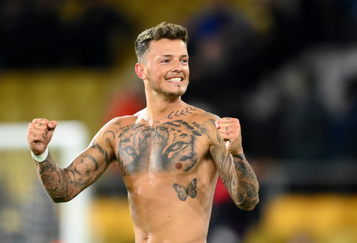 Ben White vui vẻ bên vợ khi tuyển Anh thất bại tại Wembley
