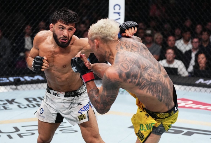 Charles Oliveira không hài lòng với quyết định của trọng tài tại UFC 300