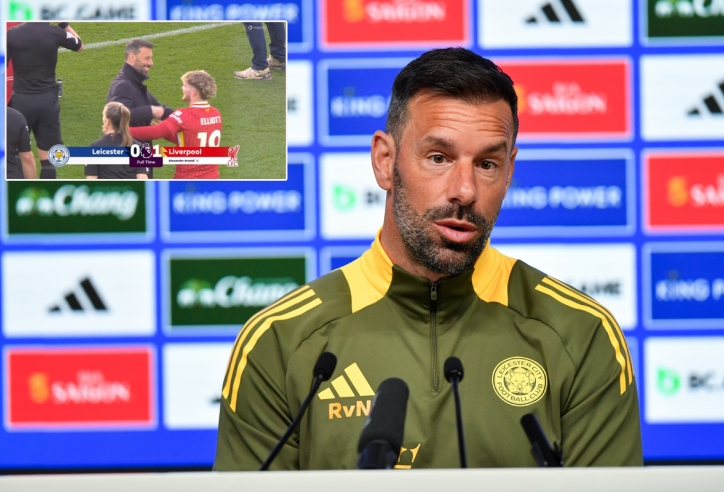 Van Nistelrooy bị kêu gọi sa thải bởi hành động khó hiểu