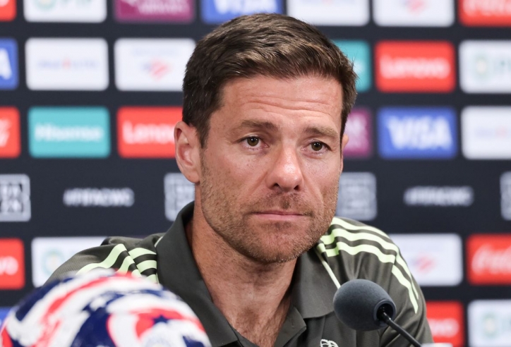 Xabi Alonso: 'Tôi không thể cược sự nghiệp của mình như Ancelotti'