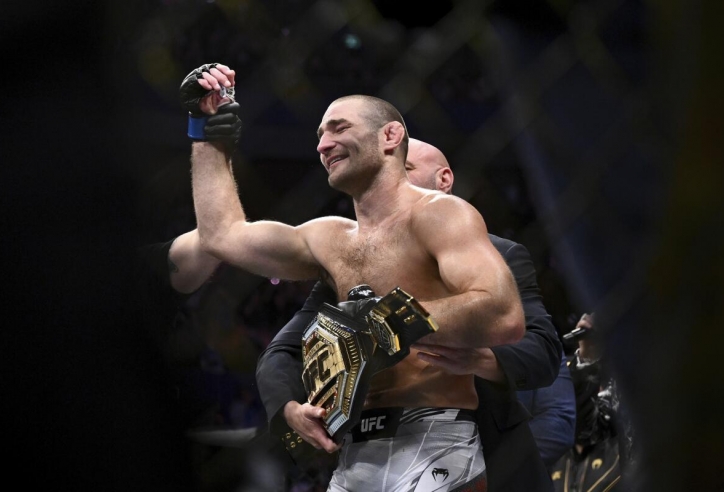 Chấn động: Đánh bại Israel Adesanya, Sean Strickland lần đầu vô địch UFC