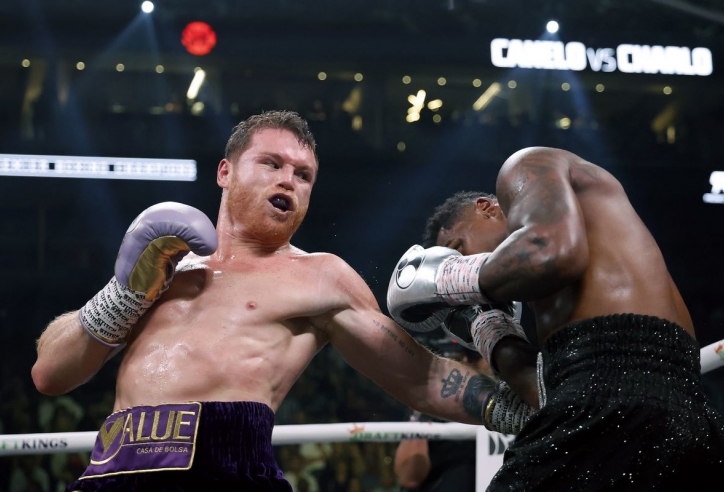 Đánh bại Jermell Charlo, 'Canelo' Alvarez thành công bảo vệ 4 đai vô địch hạng siêu trung
