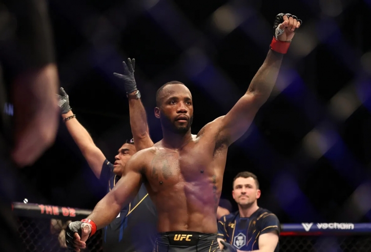 Leon Edwards ném chai nước về phía Colby Covington trong buổi họp báo trước UFC 296