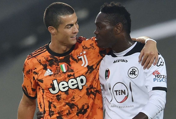 Đối thủ sốc trước hành động của Ronaldo