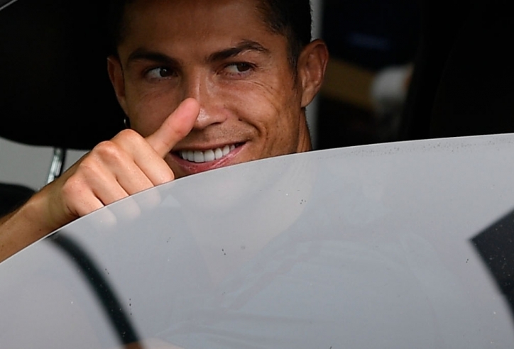 Đăng hình Ronaldo, gã khổng lồ chính thức xác nhận siêu thương vụ?