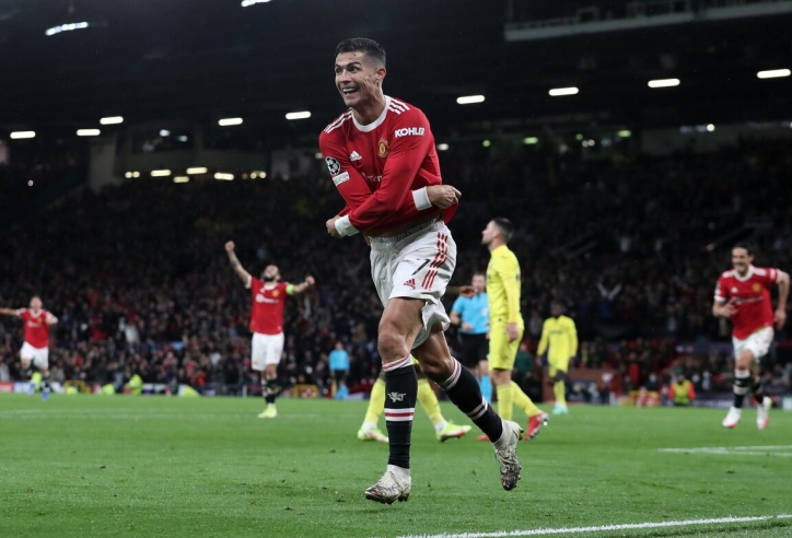 Ronaldo giúp MU ngược dòng ở phút cuối cùng