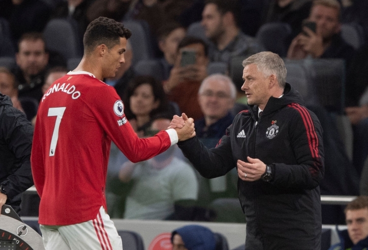 Ronaldo sắm vai người đại diện, giúp MU thay thế Solskjaer