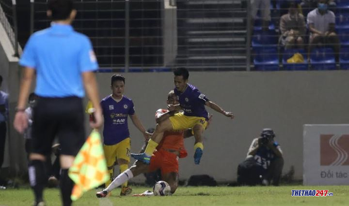 HLV Chu Đình Nghiêm: 'Văn Quyết chỉ nhảy tránh bóng'